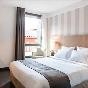 Le Père Léon Hotel